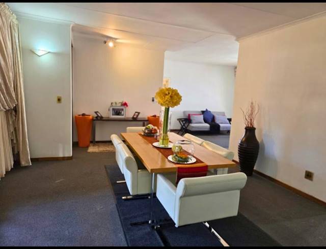 4 BEDROOM HOUSE FOR SALE IN VAN RIEBEECK PARK